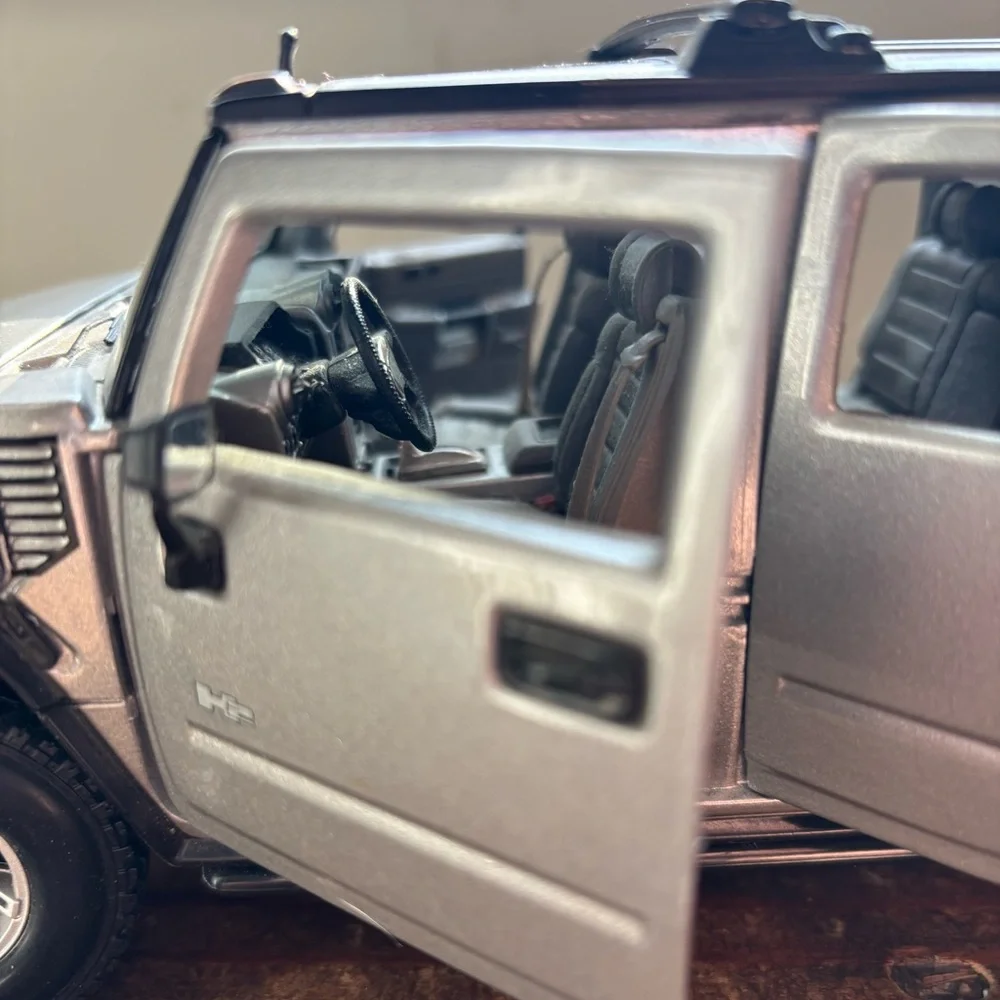 Maisto Premiere Edition Silver Hummer H2 SUV [1:18 Scale]